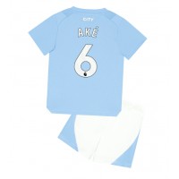 Camisa de Futebol Manchester City Nathan Ake #6 Equipamento Principal Infantil 2023-24 Manga Curta (+ Calças curtas)